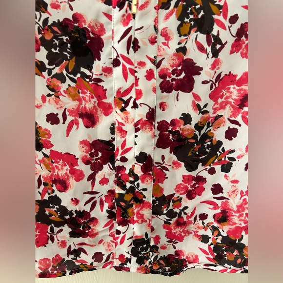 Candie’s Red Pink Floral Print V-Neck Top. Size Medium. - Picture 5 of 10